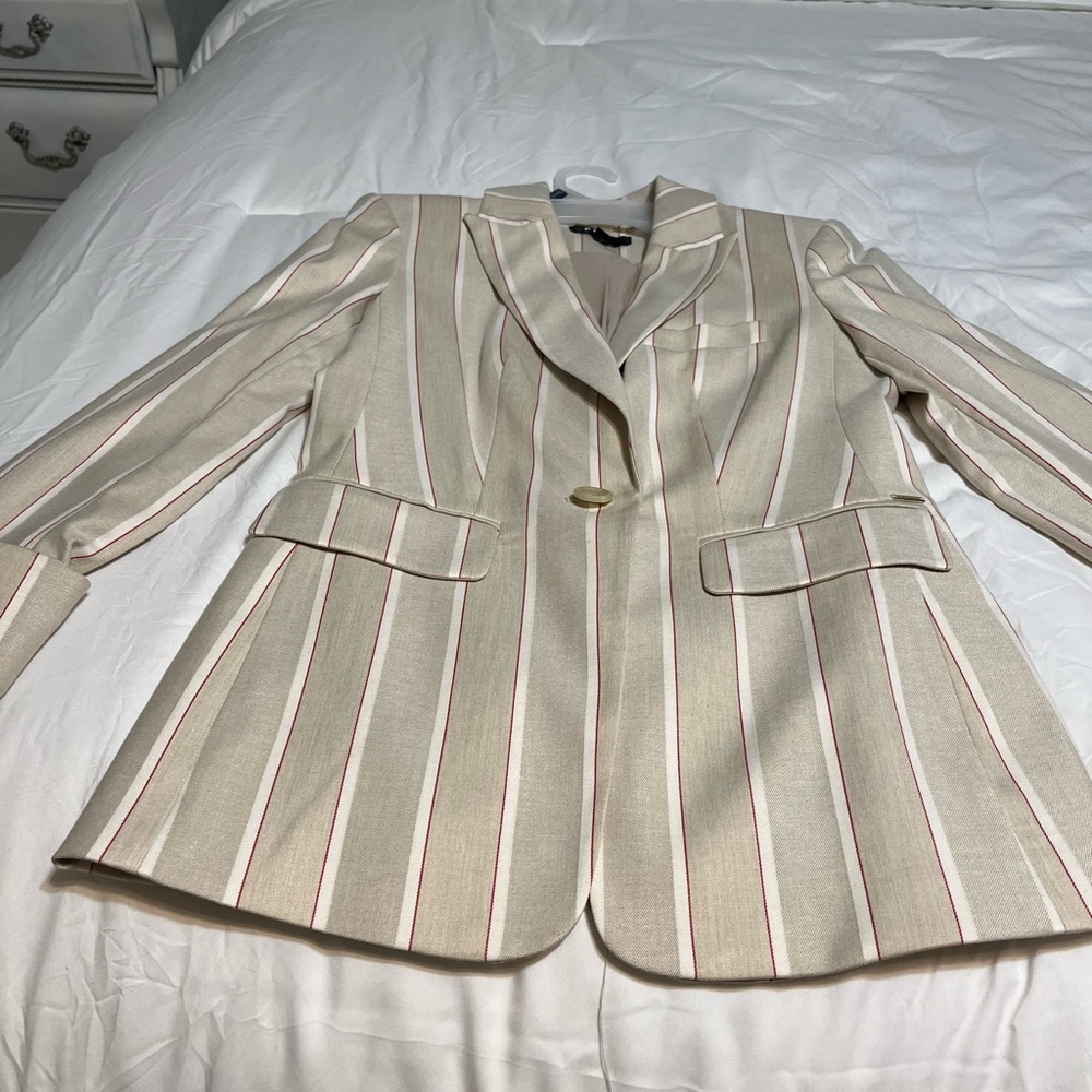 Beautiful blazer size small DKNY